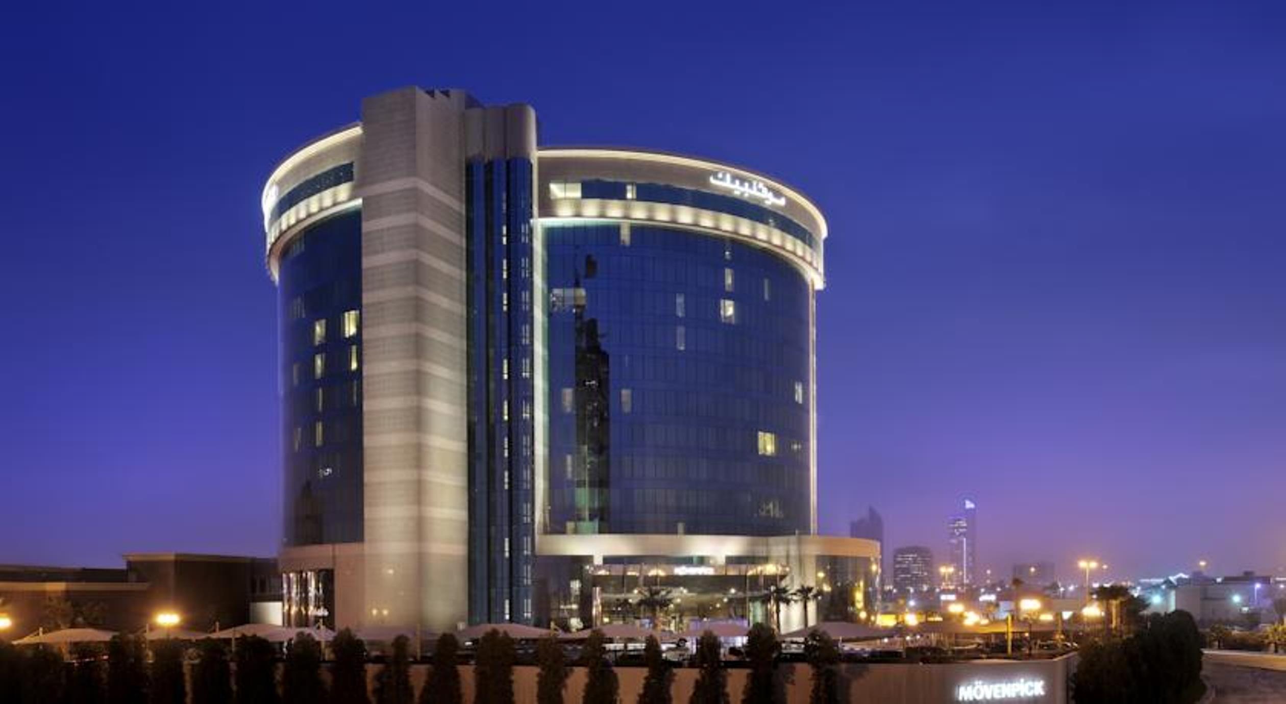 Moevenpick Hotel Khobar Bagian luar foto The hotel at night