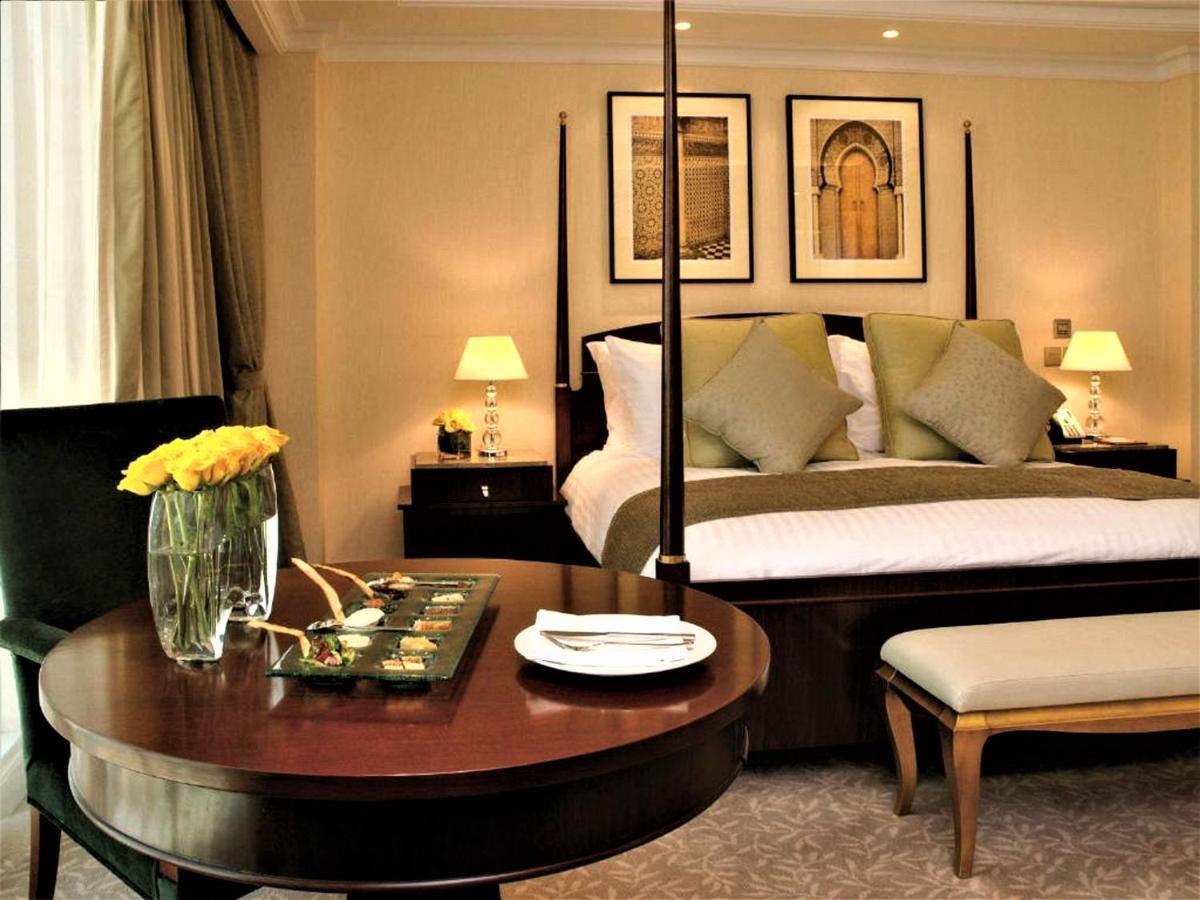 Moevenpick Hotel Khobar Bagian luar foto A bedroom at the Taj Mahal Palace