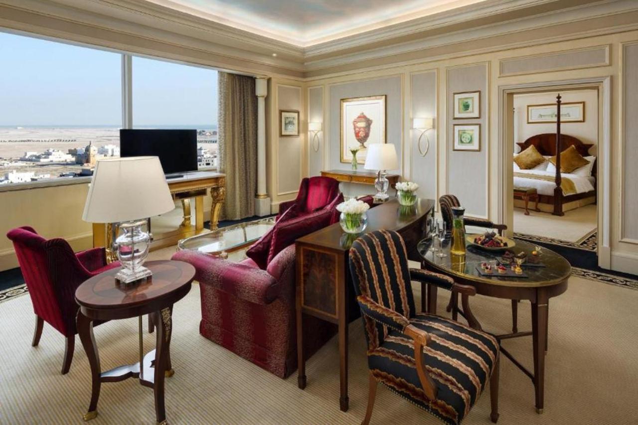 Moevenpick Hotel Khobar Bagian luar foto A suite at the Four Seasons Hotel, London