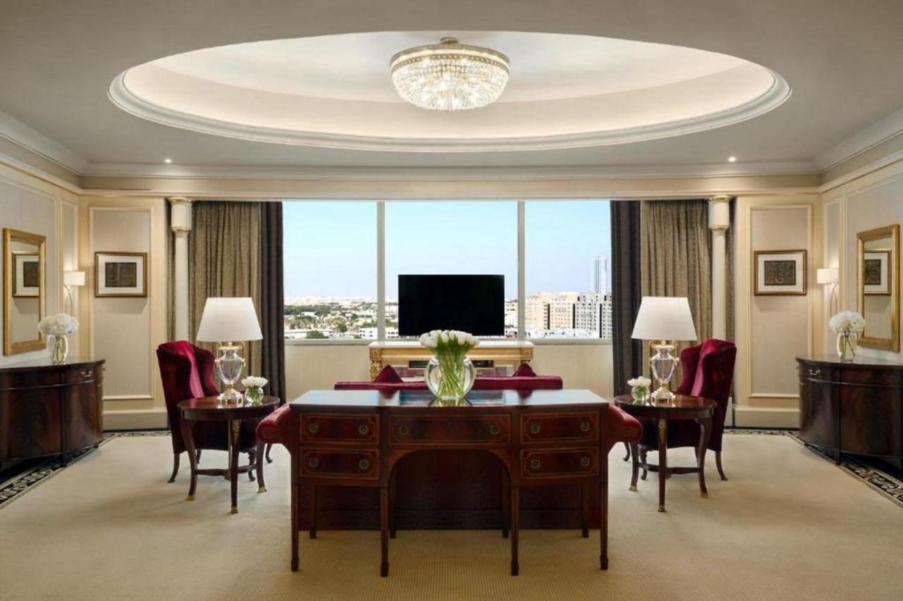 Moevenpick Hotel Khobar Bagian luar foto A suite at the Four Seasons Hotel, Paris