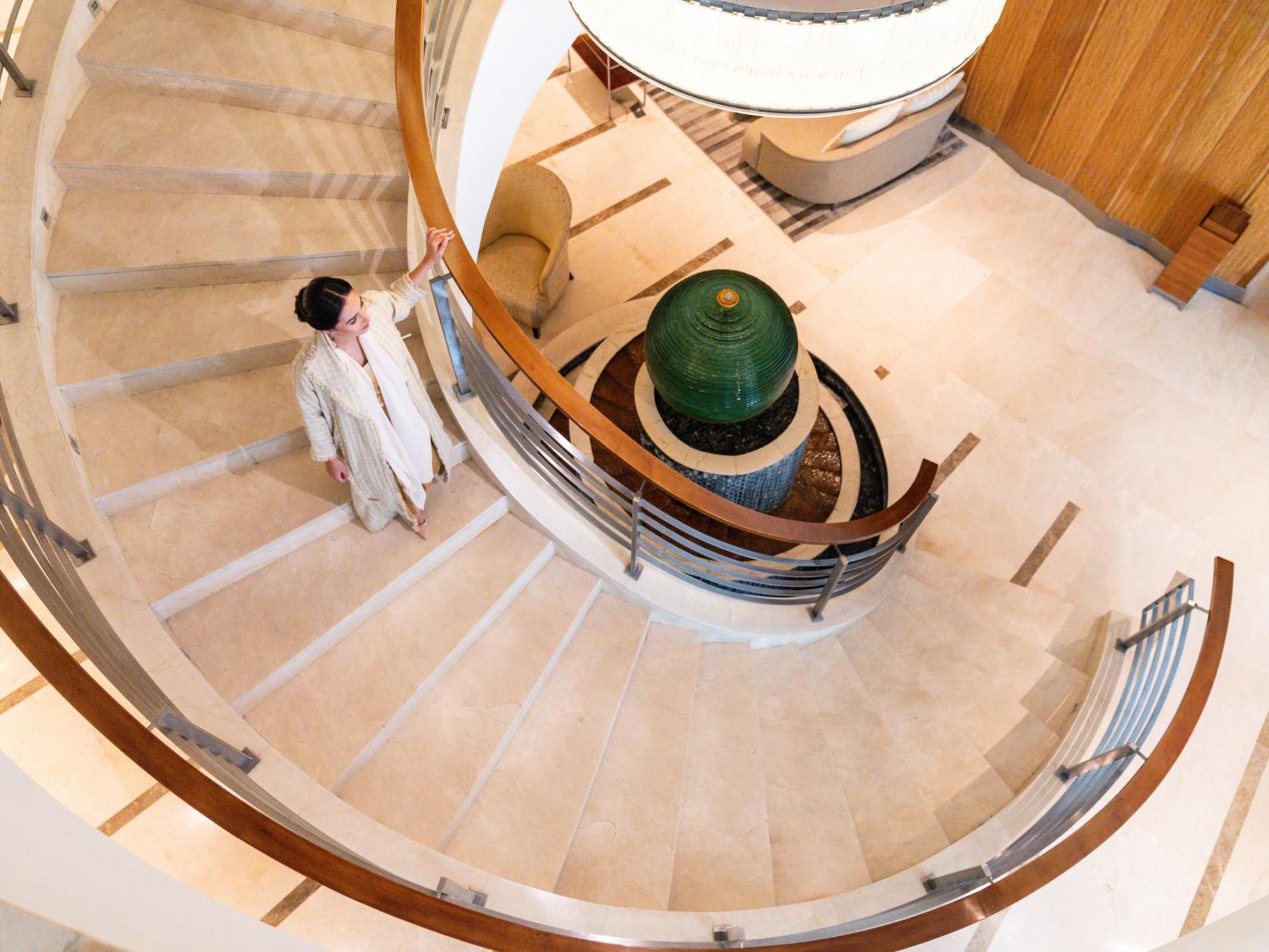 Moevenpick Hotel Khobar Bagian luar foto The spiral staircase