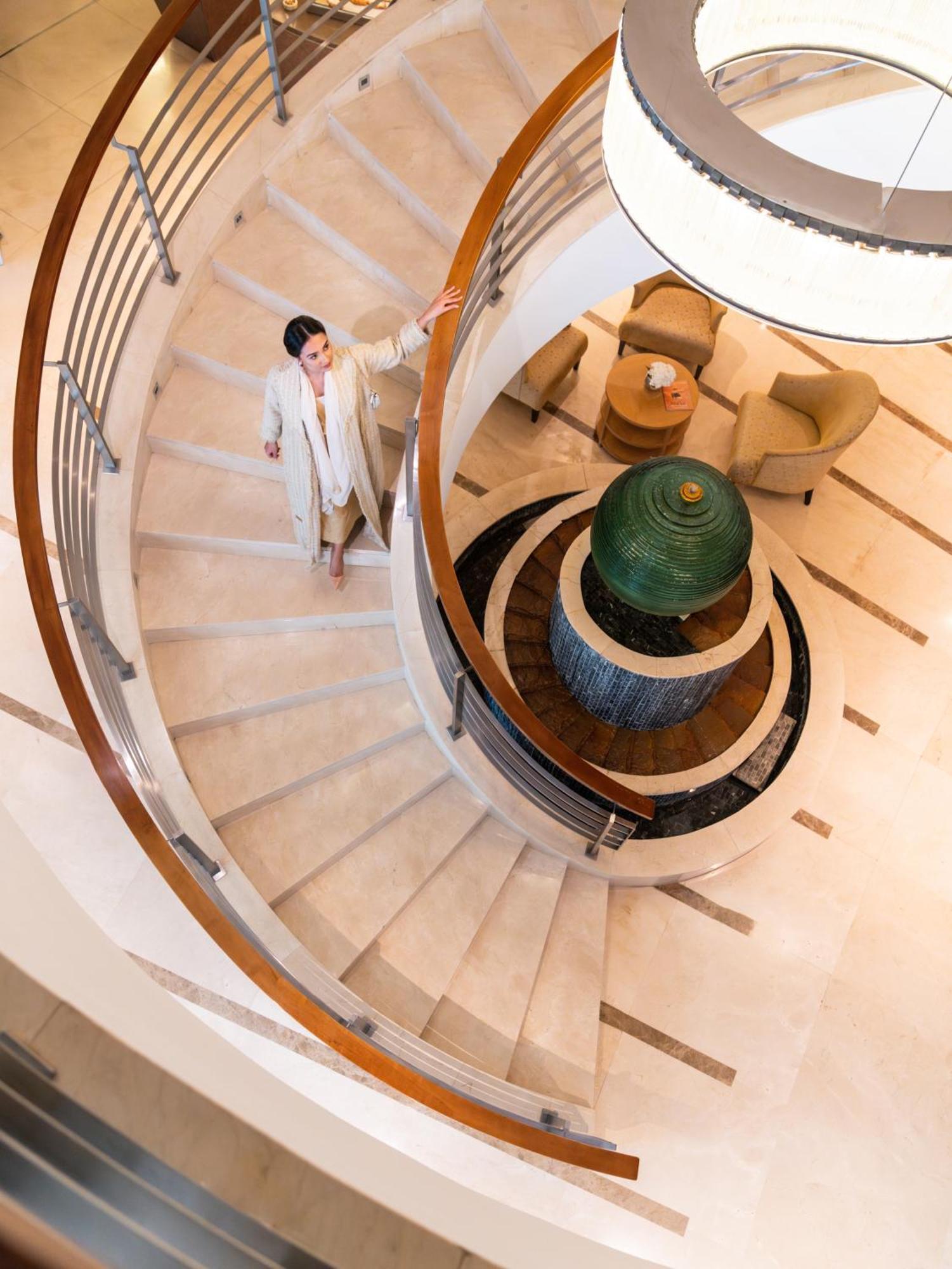 Moevenpick Hotel Khobar Bagian luar foto The staircase