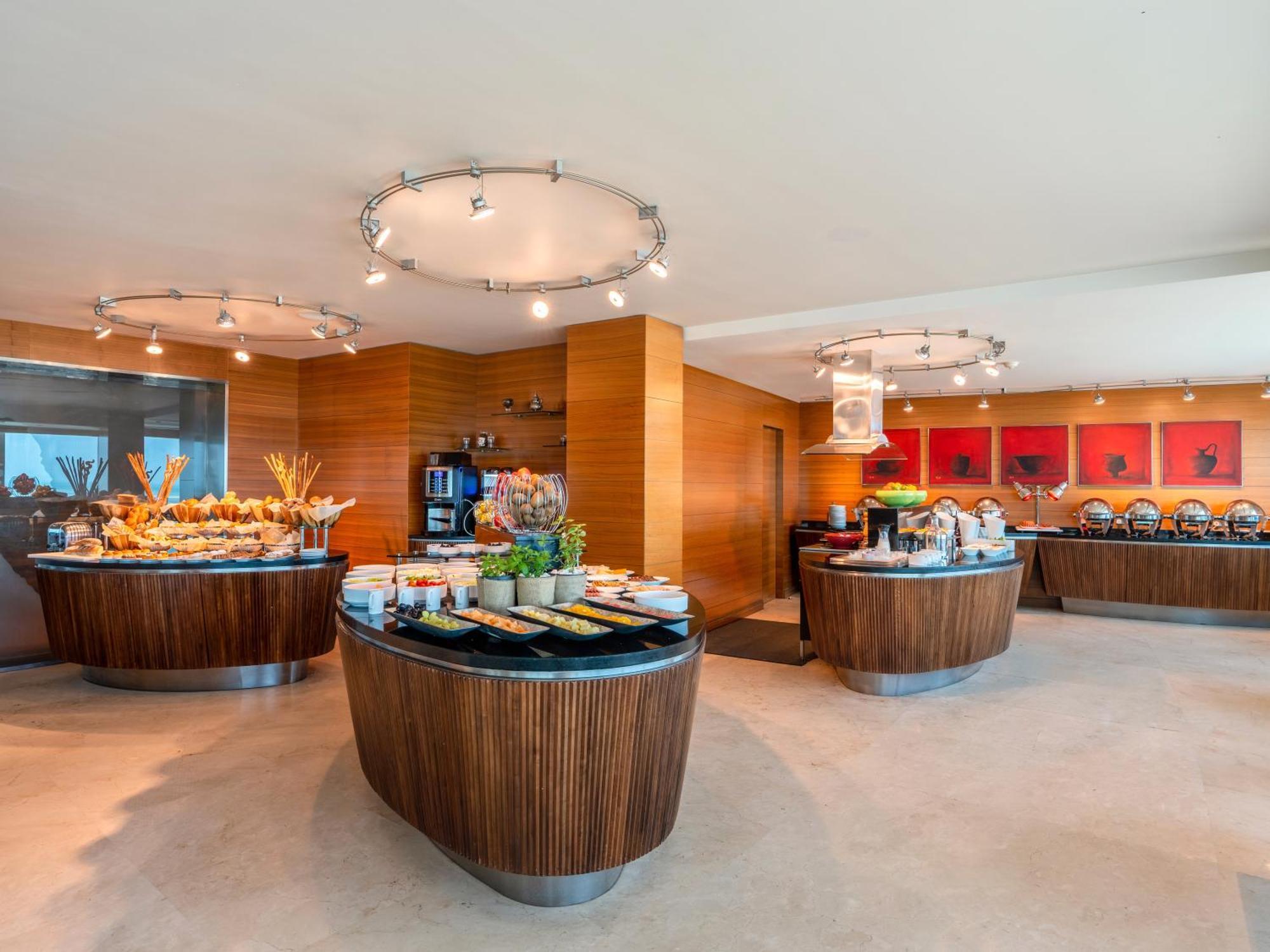 Moevenpick Hotel Khobar Bagian luar foto The lounge at the airport