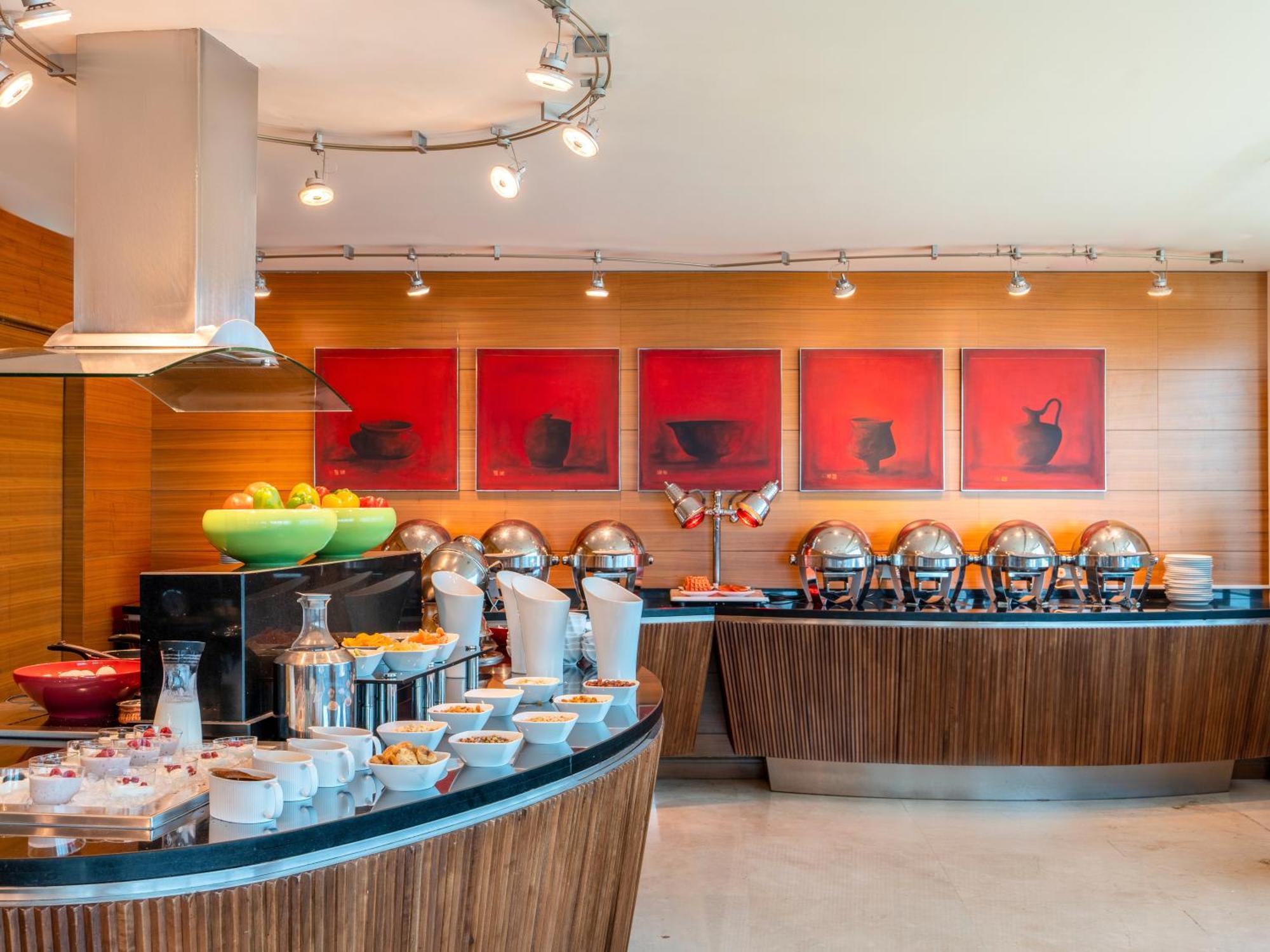 Moevenpick Hotel Khobar Bagian luar foto The buffet at the restaurant