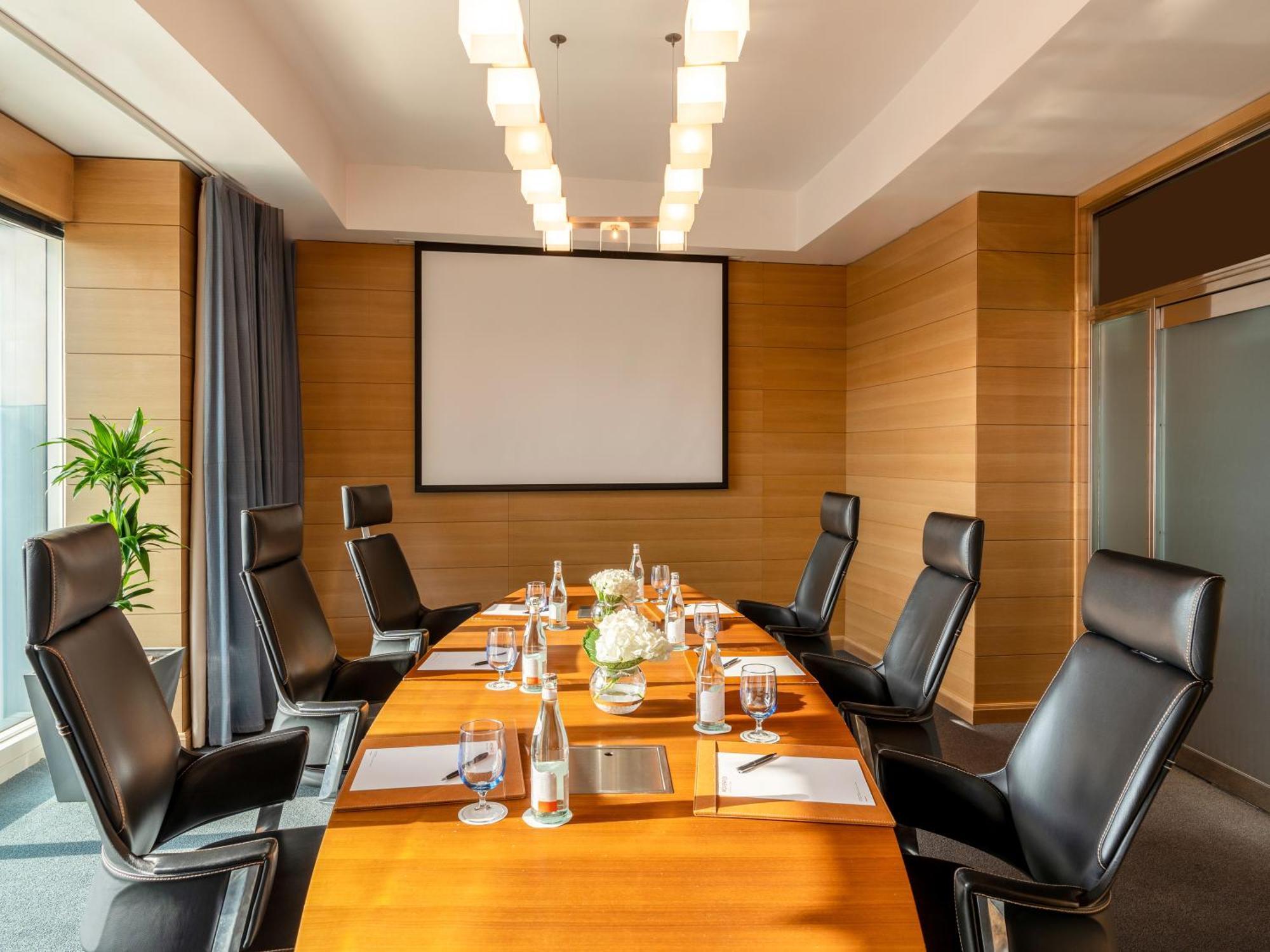 Moevenpick Hotel Khobar Bagian luar foto Meeting room