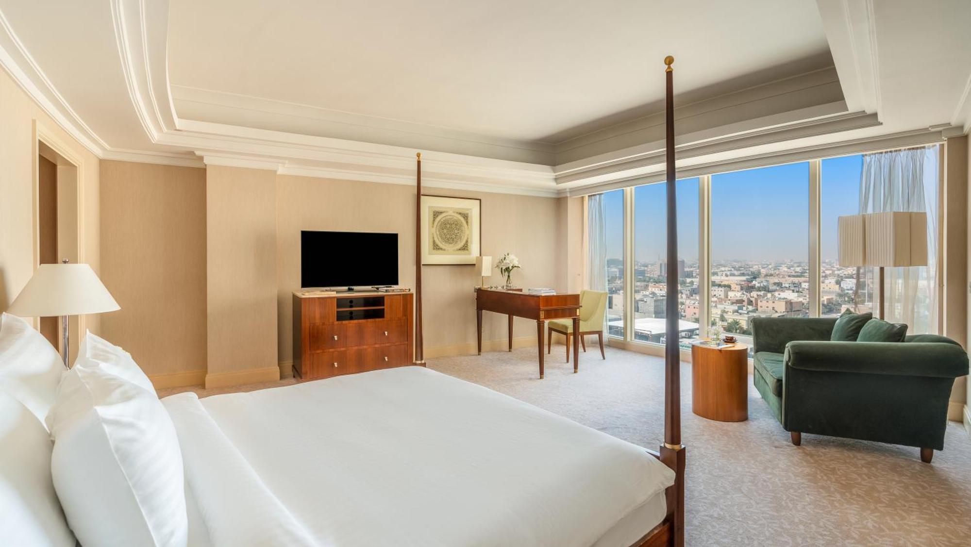 Moevenpick Hotel Khobar Bagian luar foto A bedroom at the Four Seasons Hotel
