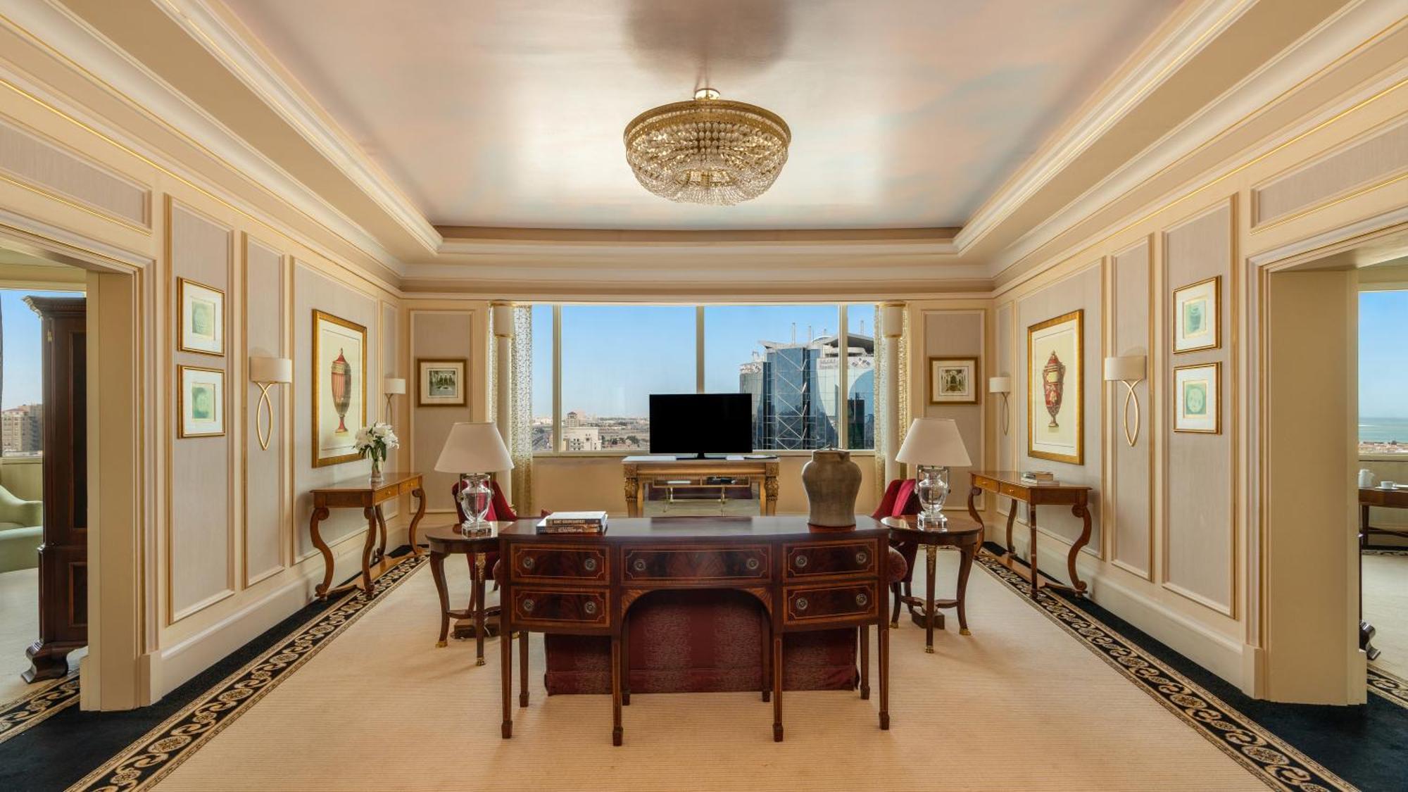 Moevenpick Hotel Khobar Bagian luar foto The study of a Presidential Suite