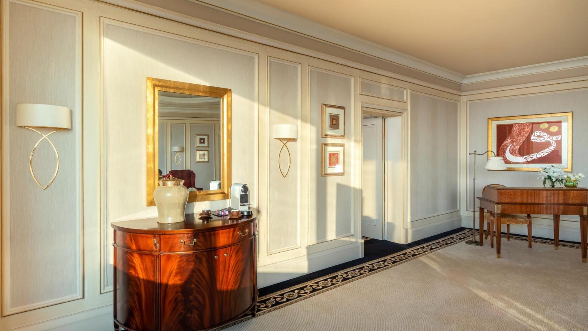 Moevenpick Hotel Khobar Bagian luar foto A suite at the Waldorf Astoria Berlin