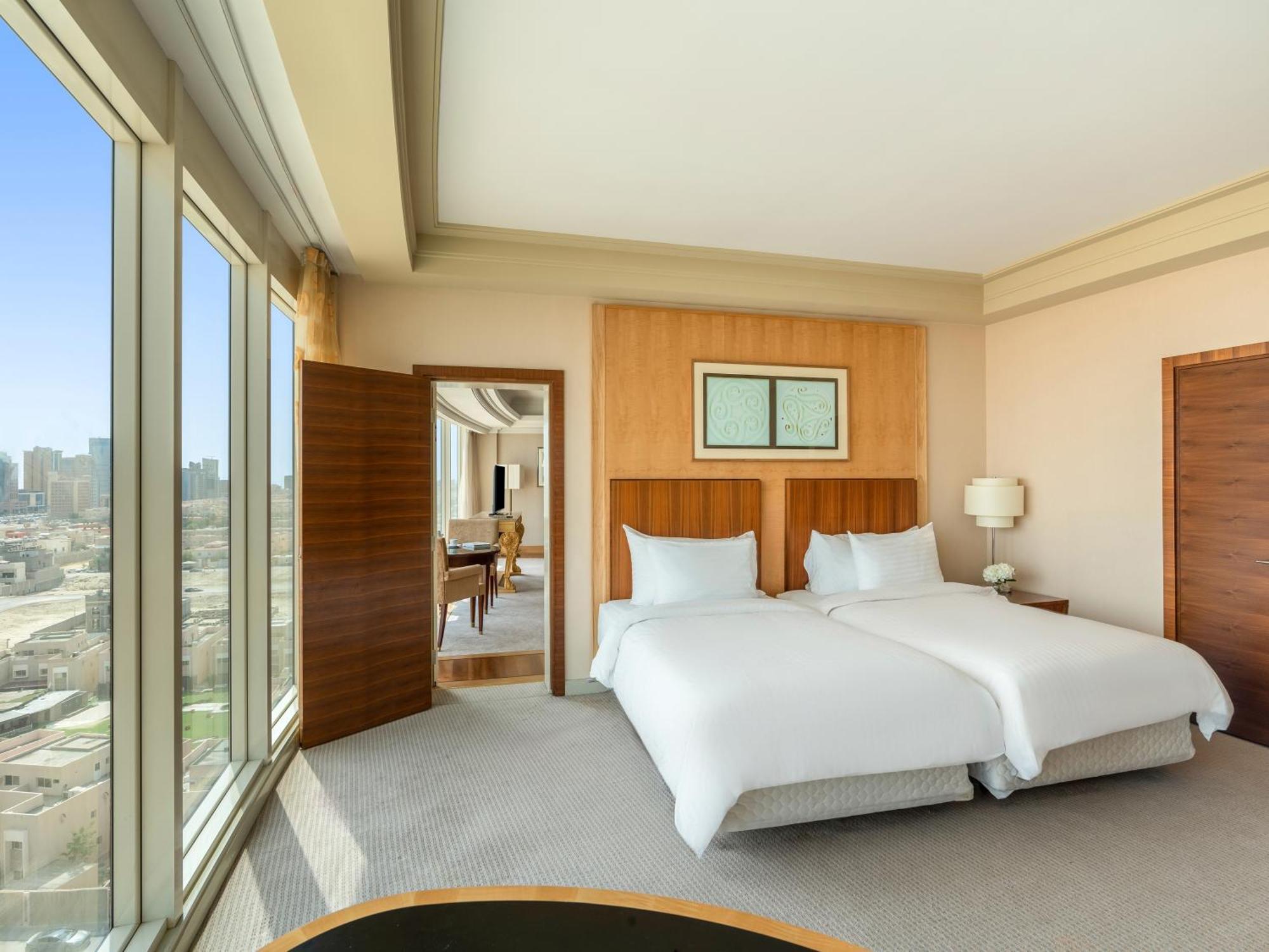 Moevenpick Hotel Khobar Bagian luar foto A bedroom at the hotel