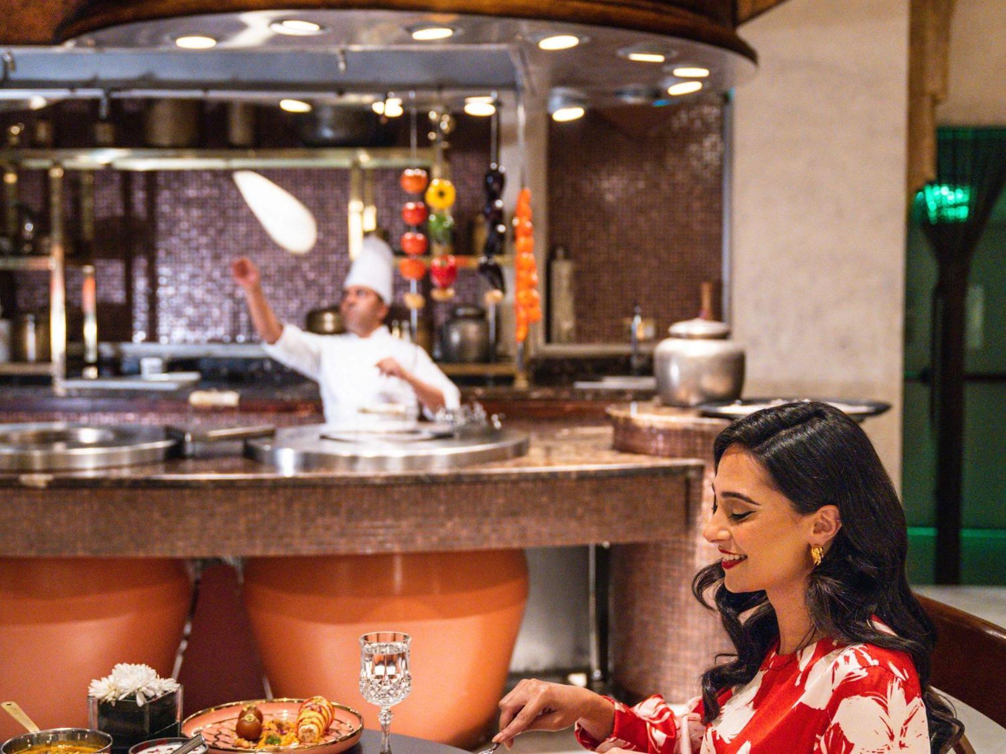 Moevenpick Hotel Khobar Bagian luar foto A woman dining at a restaurant
