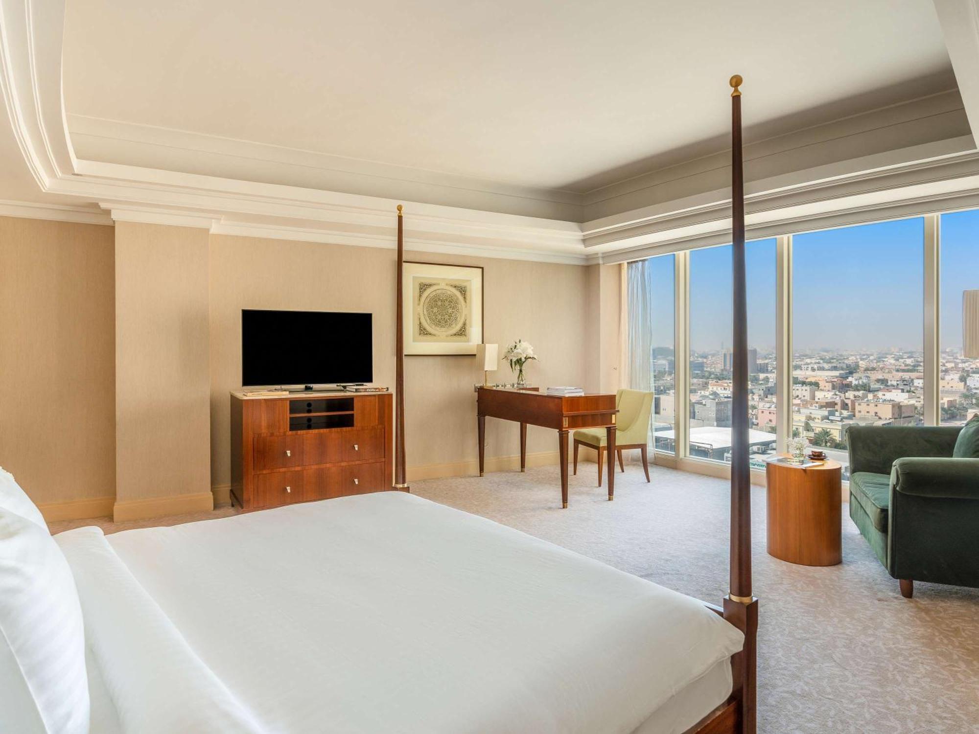 Moevenpick Hotel Khobar Bagian luar foto Deluxe Suite