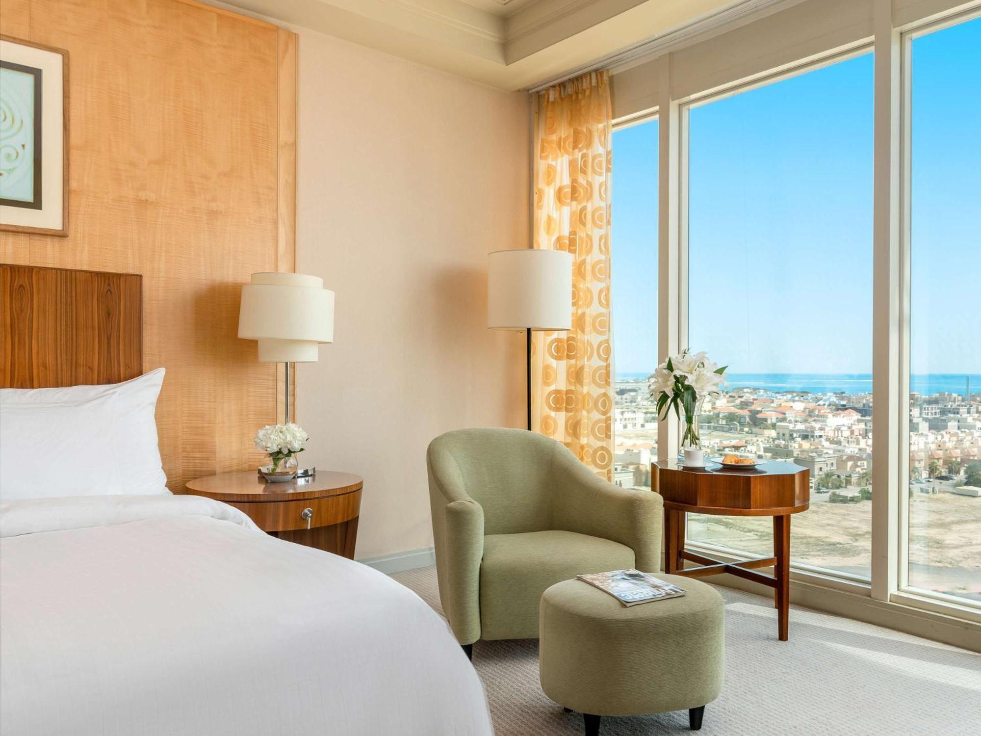 Moevenpick Hotel Khobar Bagian luar foto A guest room at the Hilton San Diego Bayfront