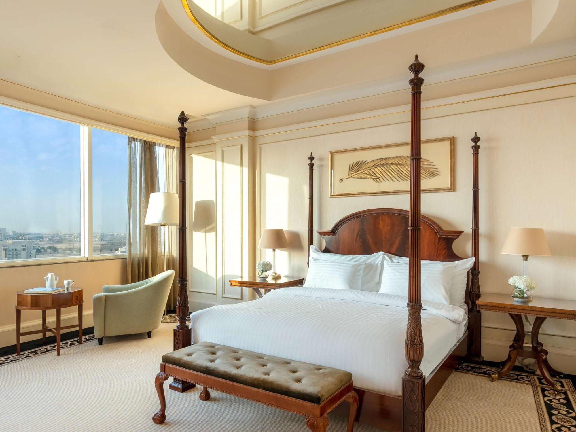Moevenpick Hotel Khobar Bagian luar foto A bedroom at the Four Seasons Hotel, Bangkok